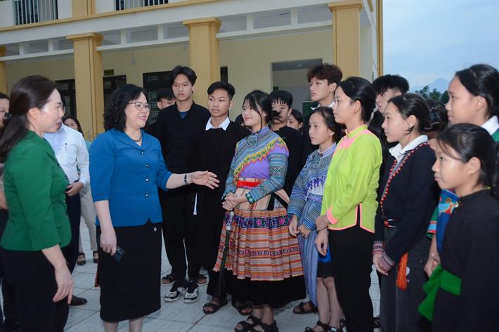 Thứ trưởng Ngô Thị Minh thăm Trường Phổ thông dân tộc nội trú THCS&THPT Bảo Thắng