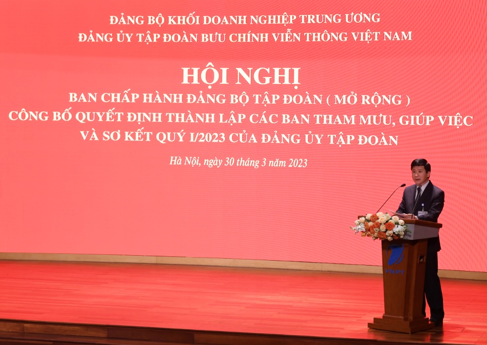 Phó Bí thư Đảng ủy Tập đoàn Hoàng Đức Sơn trình bày báo cáo kết quả công tác quý I và phương hướng, nhiệm vụ trọng tâm công tác quý II năm 2023 của Đảng ủy Tập đoàn