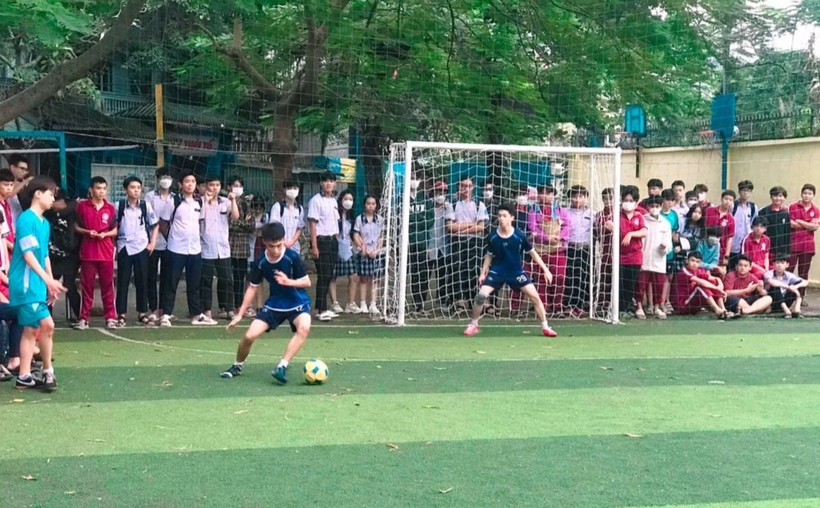 Học sinh Trường THPT Lý Thái Tổ (quận Gò Vấp) tham gia hoạt động thể thao do trường tổ chức. Ảnh: TG