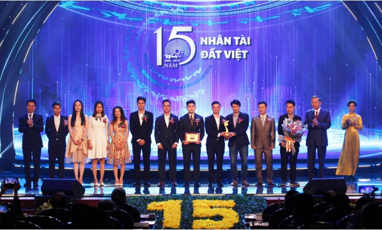 Bộ trưởng Công an Tô Lâm (thứ 2 từ phải sang) cùng Bộ trưởng Thông tin - Truyền thông Nguyễn Mạnh Hùng (bìa trái) trao giải Nhất giải thưởng Nhân tài Đất Việt cho nhóm tác giả sản phẩm Origin-STT.