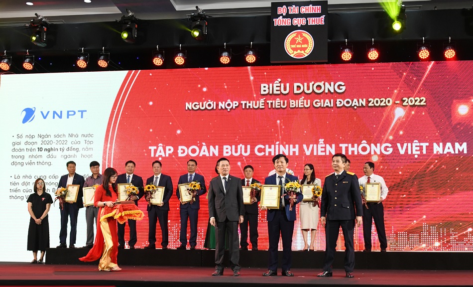 Phó Tổng Giám đốc Tập đoàn VNPT Nguyễn Đình Danh lên nhận Bằng khen của Tổng cục Thuế