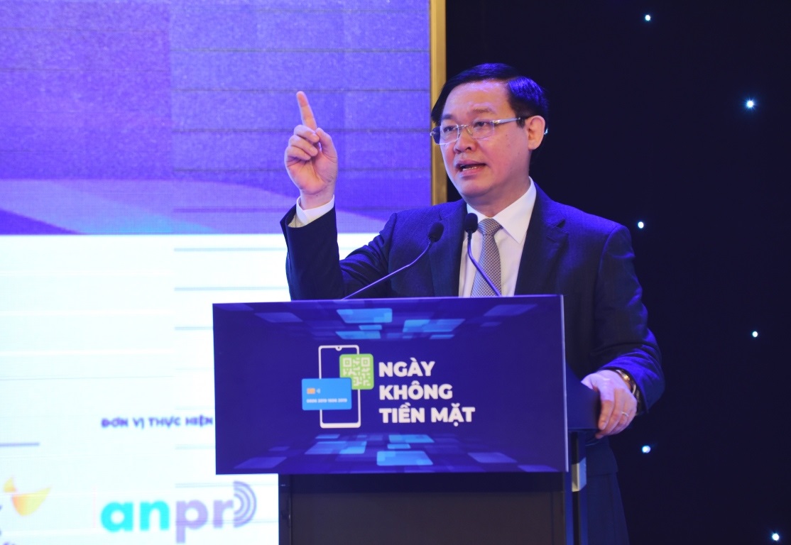 Phó Thủ tướng Vương Đình Huệ phát biểu tại một hội thảo về thành toán không dùng tiền mặt