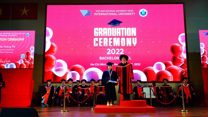 Tân kỹ sư Nguyễn Ngọc Phụng, tốt nghiệp thủ khoa năm 2022, nhận bằng tốt nghiệp và huy chương vàng từ PGS-TS Trần Tiến Khoa - Hiệu trưởng Trường ĐH Quốc tế