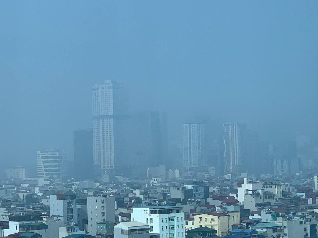 Các tòa nhà cao tầng chìm trong sương mù lúc 9 giờ sáng
