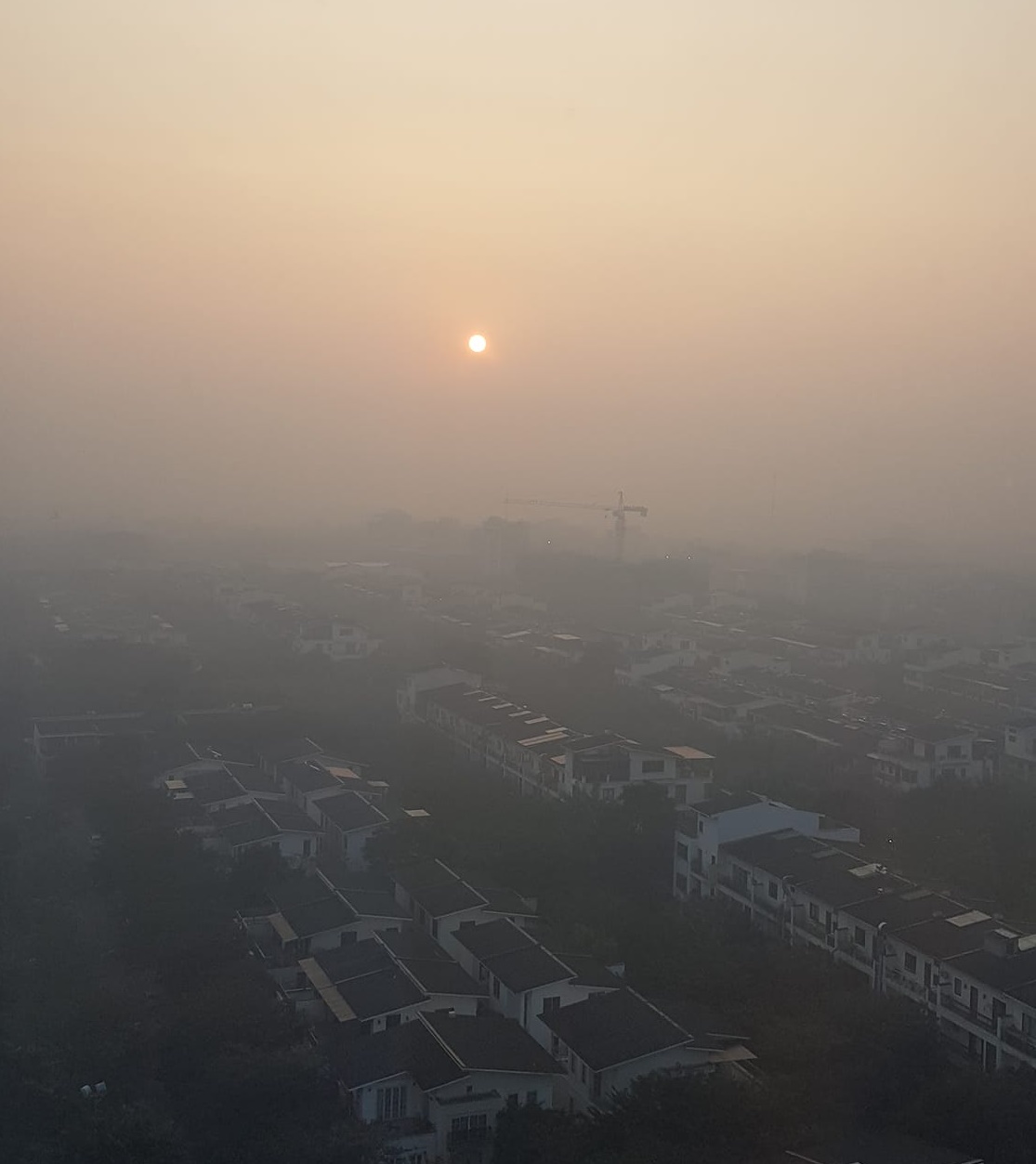 Hình ảnh lúc 6h30 sáng nhìn từ Ecopark cho thấy, dù mặt trời đã lên khá cao nhưng toàn khu vực vẫn chìm trong mù sương ô nhiễm