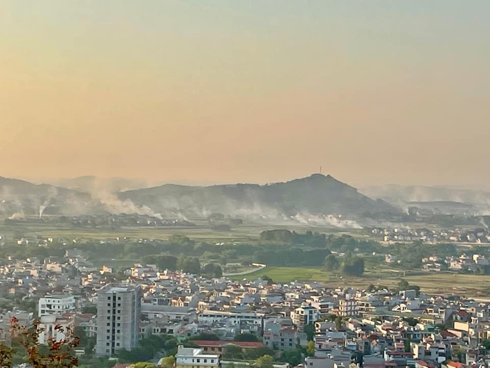 Việc đốt rơm rạ ở ngoại thành và các tỉnh lân cận Hà Nội cũng là một trong những nguyên nhân gây nên tình trạng ô nhiễm không khí ở Thủ đô