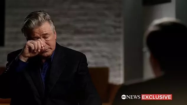 Alec Baldwin khóc khi nhắc lại về thảm kịch trên phim trường Rust. (Ảnh: ABC News)