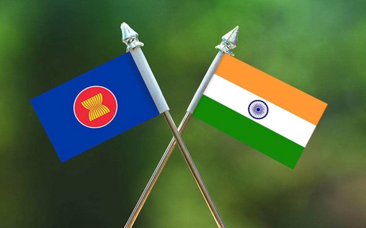 Cờ ASEAN và Ấn Độ. Ảnh: India-briefing.