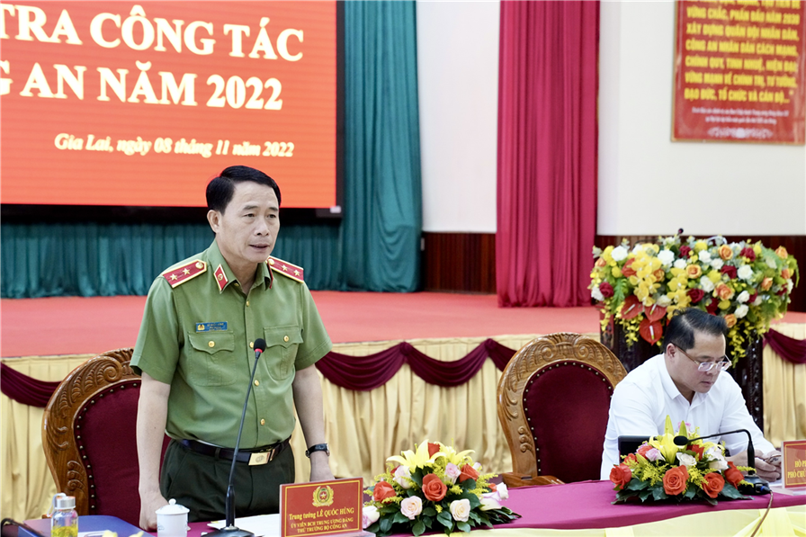 Thứ trưởng Lê Quốc Hùng phát biểu chỉ đạo tại buổi làm việc với Công an tỉnh Gia Lai.