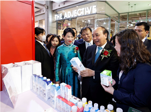 Chủ tịch nước Nguyễn Xuân Phúc tin tưởng TH là sản phẩm có chất lượng tốt, sẽ thành công tại thị trường Thái Lan.