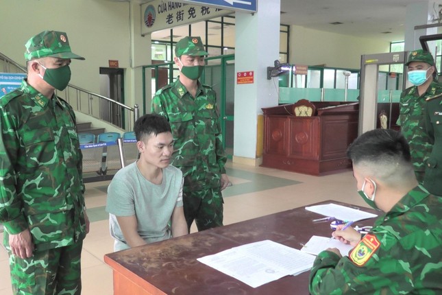 Bộ đội Biên phòng Lào Cai lấy lời khai của đối tượng Tạ Văn Sáng