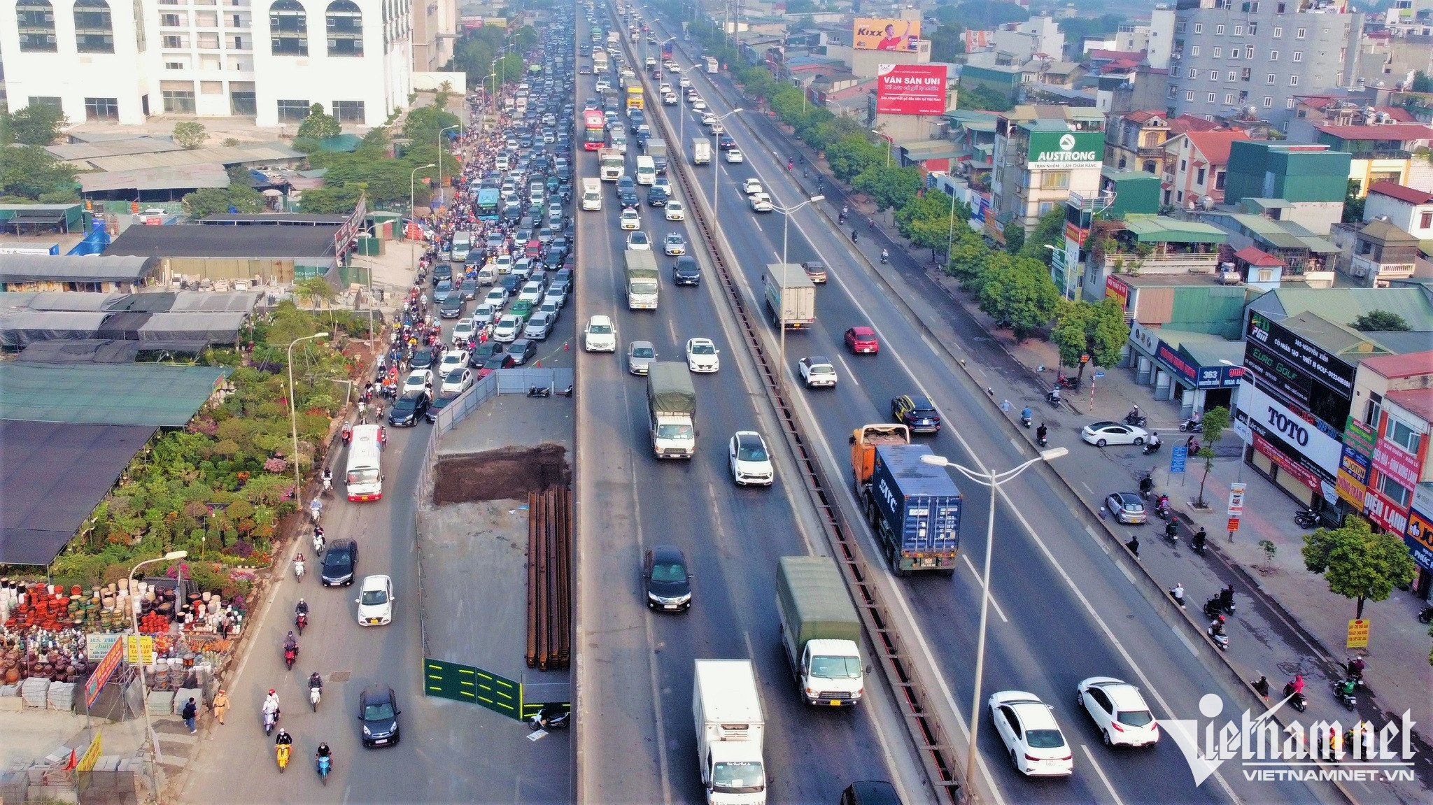 Lô cốt thi công chiếm 2/3 mặt đường Nguyễn Xiển