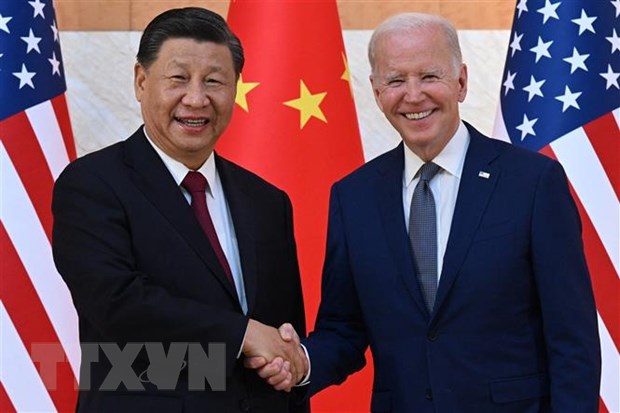 Tổng thống Mỹ Joe Biden (phải) và Chủ tịch Trung Quốc Tập Cận Bình (trái) có cuộc gặp trước thềm G20. (Ảnh: AFP/ TTXVN))
