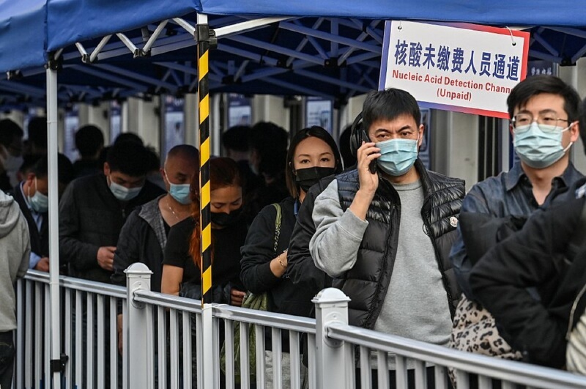 Người dân xếp hàng chờ xét nghiệm Covid-19 ở Thượng Hải, Trung Quốc. Ảnh minh họa: AFP.