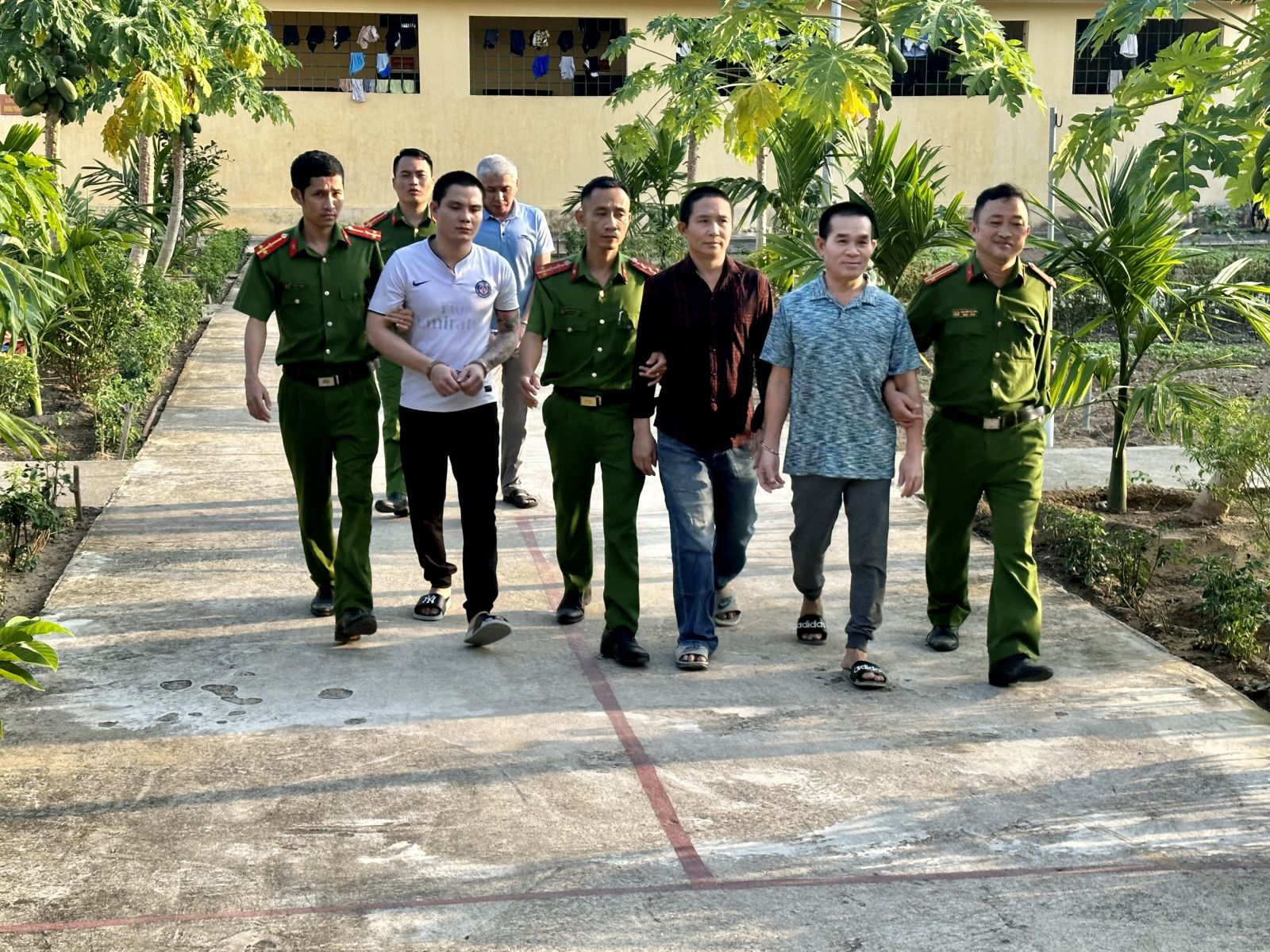 Các đối tượng mua bán trái phép chất ma túy 
bị Công an thị xã Nghi Sơn bắt giữ