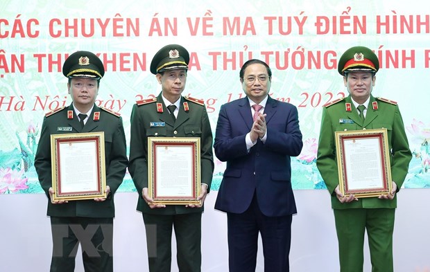 Thủ tướng Phạm Minh Chính trao thư khen cho các tập thể có thành tích xuất sắc trong các chuyên án về ma tuý. (Ảnh: Dương Giang/TTXVN)