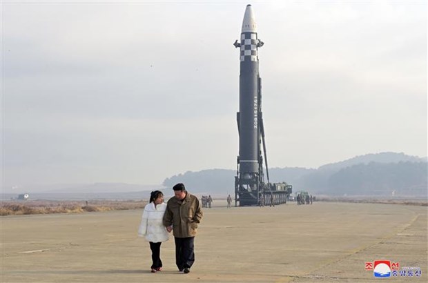Nhà lãnh đạo Triều Tiên Kim Jong-un (phải) cùng con gái thị sát vụ phóng thử tên lửa đạn đạo liên lục địa Hwasong-17 kiểu mới tại sân bay quốc tế Bình Nhưỡng, ngày 18/11/2022 (ảnh do Hãng thông tấn Trung ương Triều Tiên đăng phát). (Ảnh: Yonhap/TTXVN)