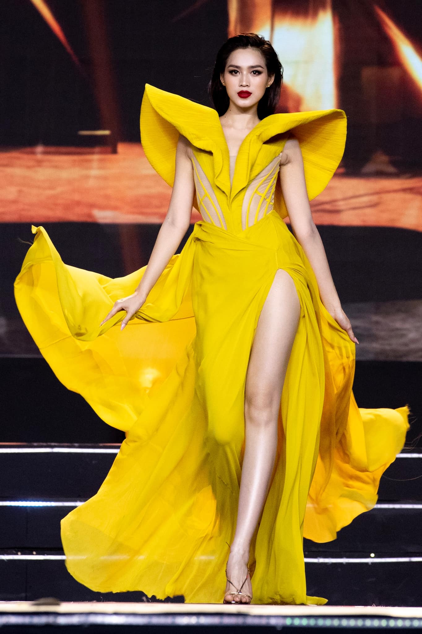 Hoa hậu Đỗ Hà khoe đôi chân dài gợi cảm trong thiết kế màu vàng nổi bật - Ảnh 1.