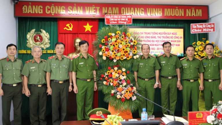 Thứ trưởng Nguyễn Duy Ngọc chúc mừng trường Đại học Cảnh sát nhân dân.