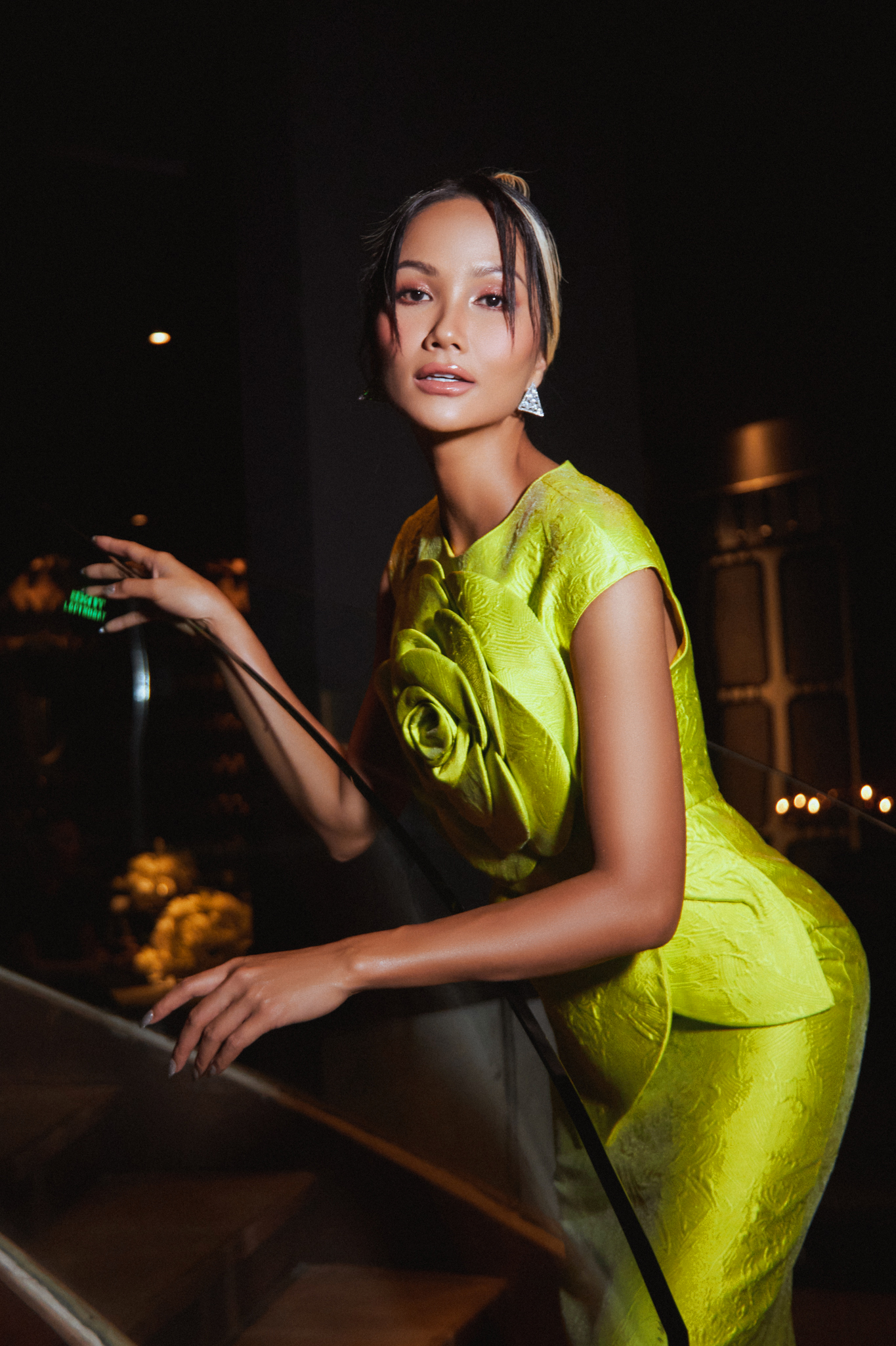 Hoa hậu HHen Niê cuốn hút với thiết kế màu vàng rực rỡ - Ảnh 3.