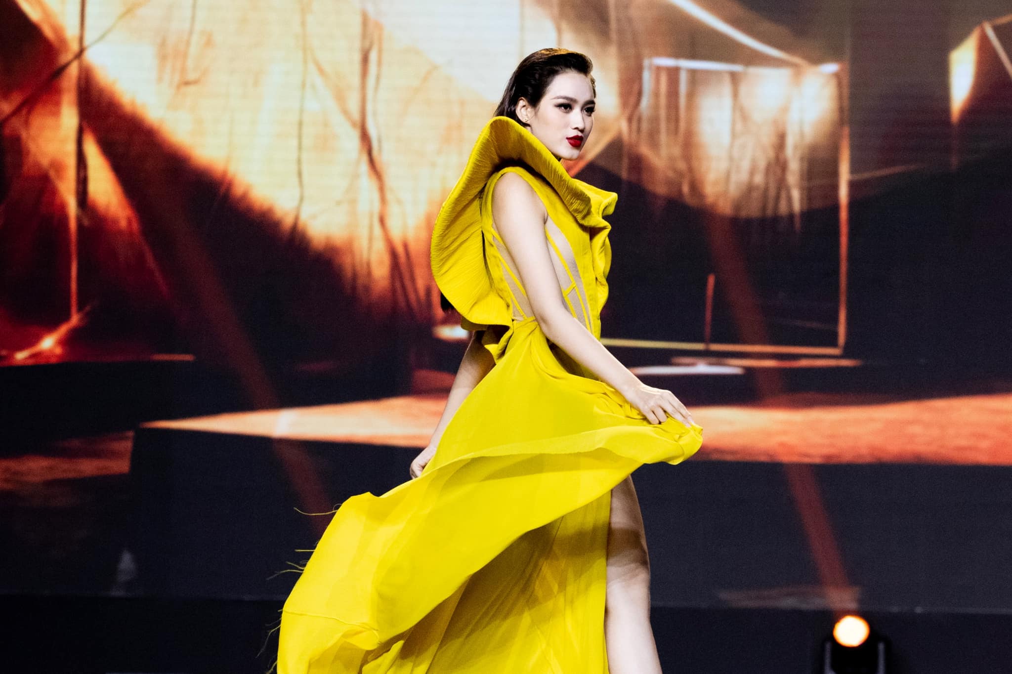 Hoa hậu Đỗ Hà khoe đôi chân dài gợi cảm trong thiết kế màu vàng nổi bật - Ảnh 3.