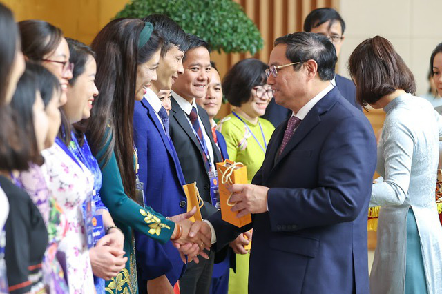 Thủ tướng Phạm Minh Chính tặng quà cho các nhà giáo tiêu biểu - Ảnh: VGP