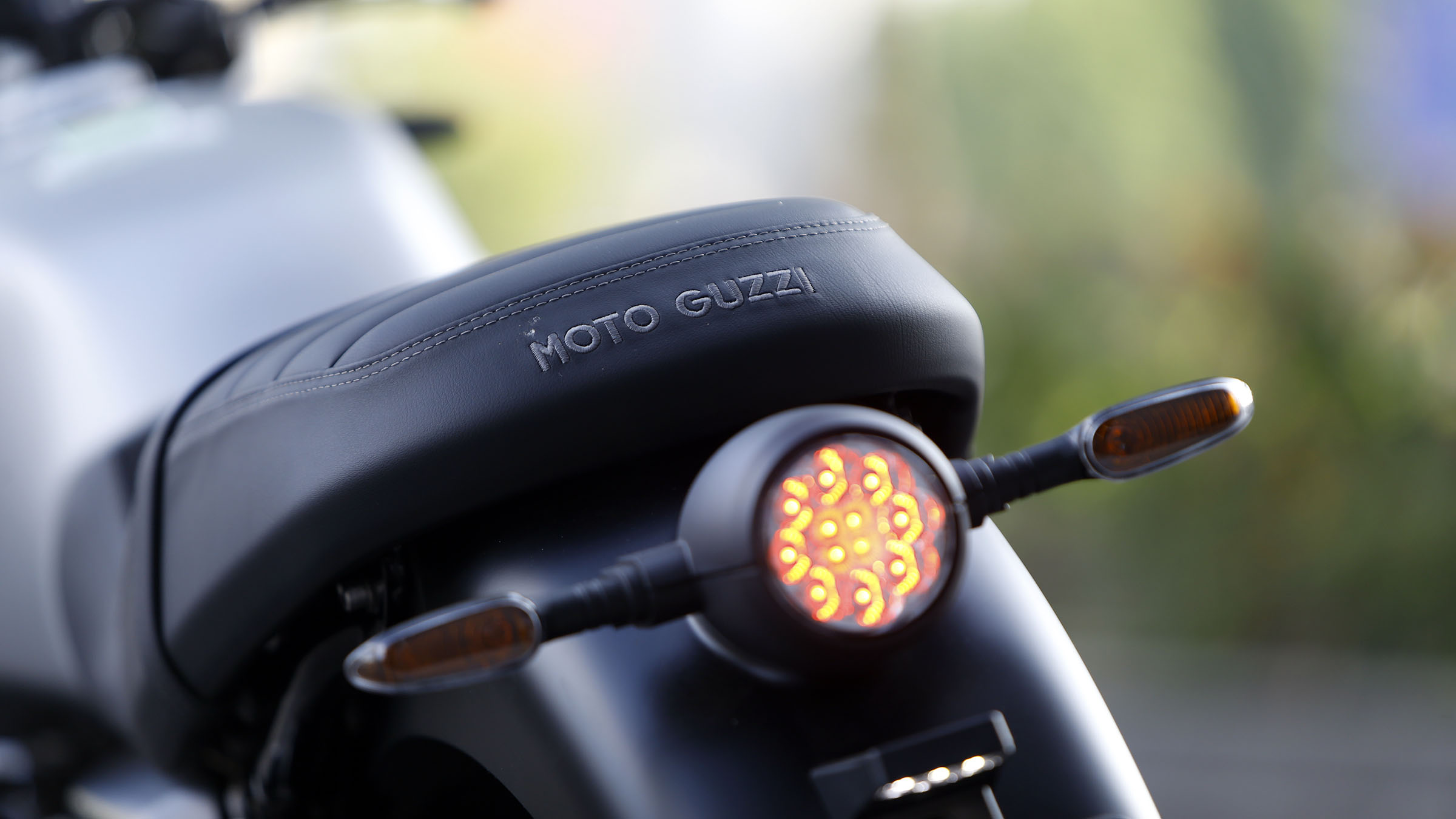 Thế giới 2 bánh: Moto Guzzi V7 khởi điểm từ 385 triệu đồng - Ảnh 21.