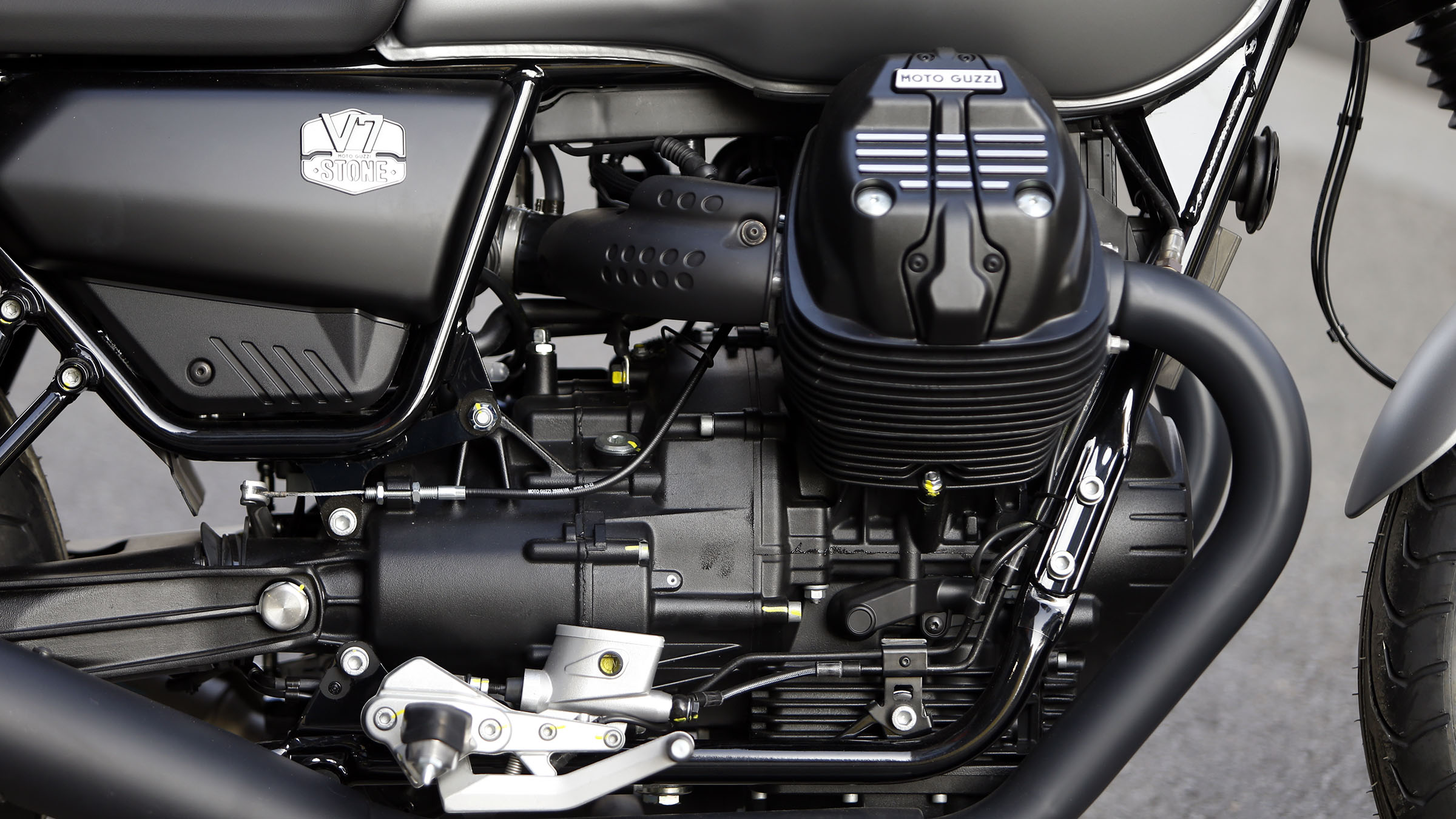 Thế giới 2 bánh: Moto Guzzi V7 khởi điểm từ 385 triệu đồng - Ảnh 2.
