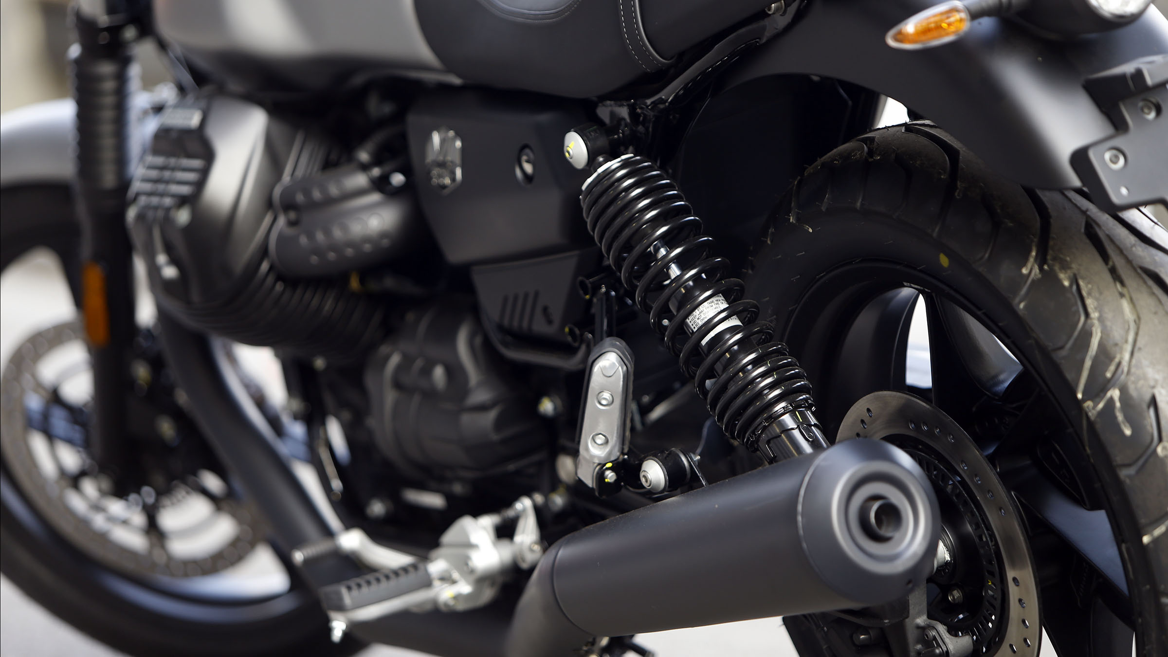 Thế giới 2 bánh: Moto Guzzi V7 khởi điểm từ 385 triệu đồng - Ảnh 23.
