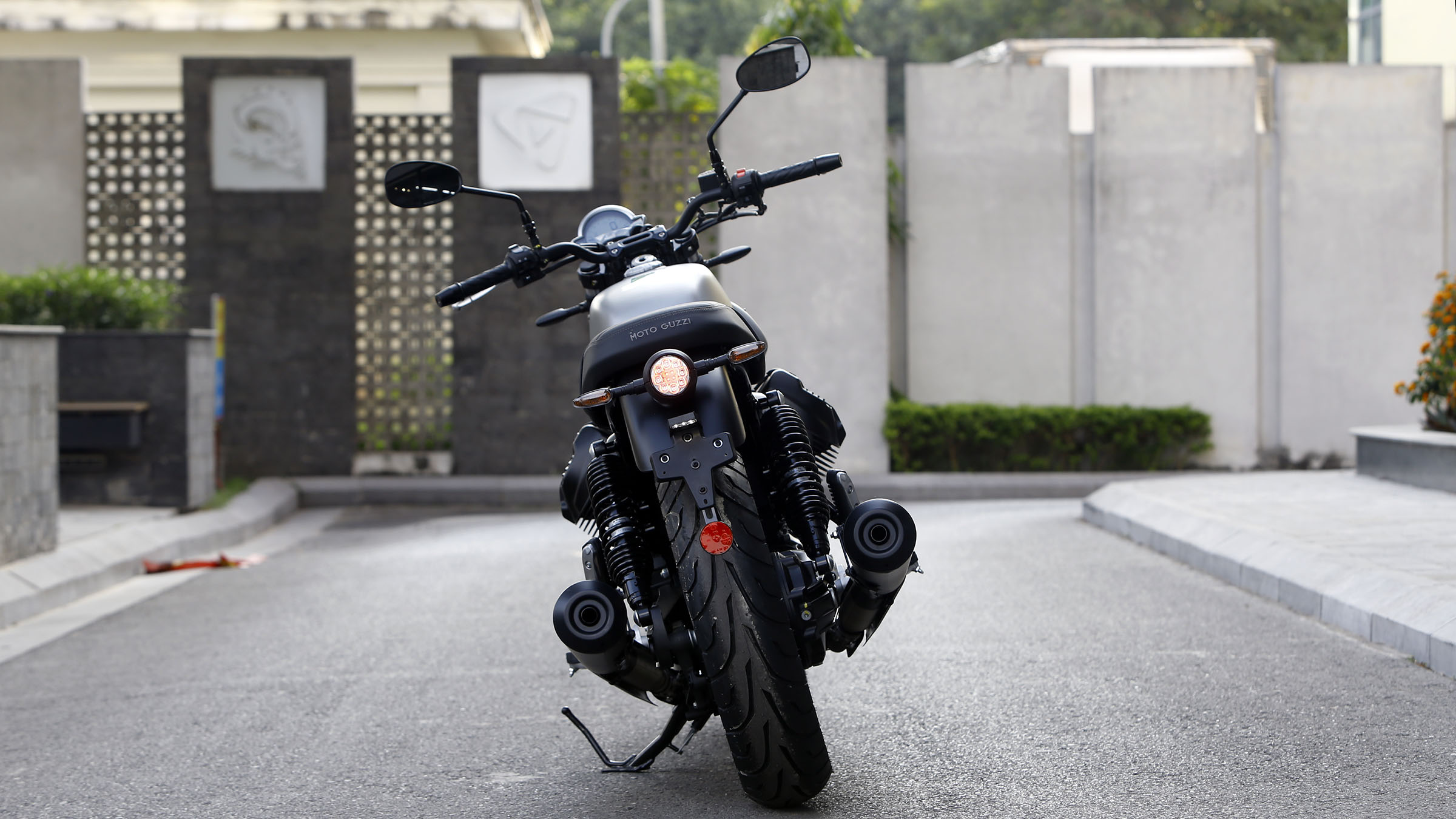 Thế giới 2 bánh: Moto Guzzi V7 khởi điểm từ 385 triệu đồng - Ảnh 8.