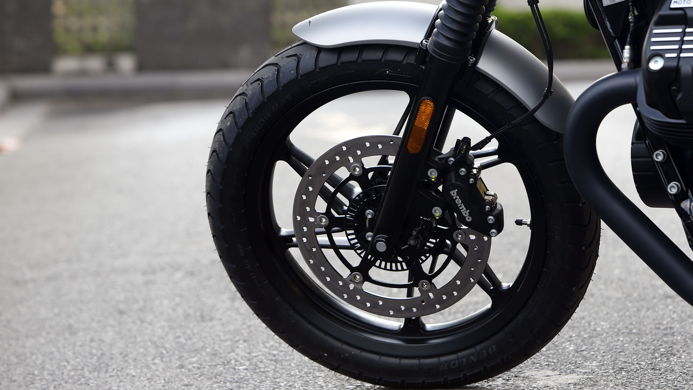 Thế giới 2 bánh: Moto Guzzi V7 khởi điểm từ 385 triệu đồng - Ảnh 9.