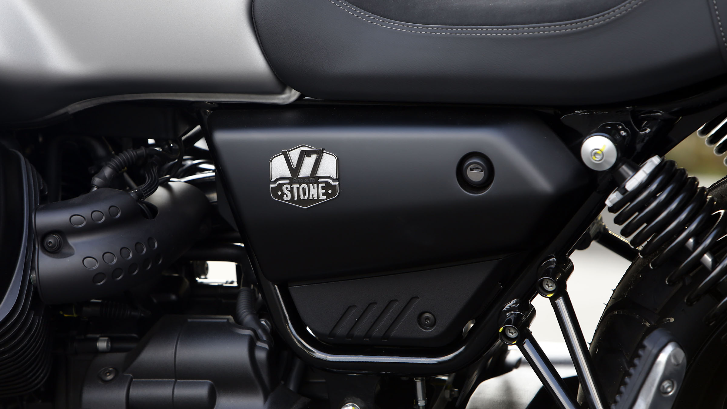 Thế giới 2 bánh: Moto Guzzi V7 khởi điểm từ 385 triệu đồng - Ảnh 11.