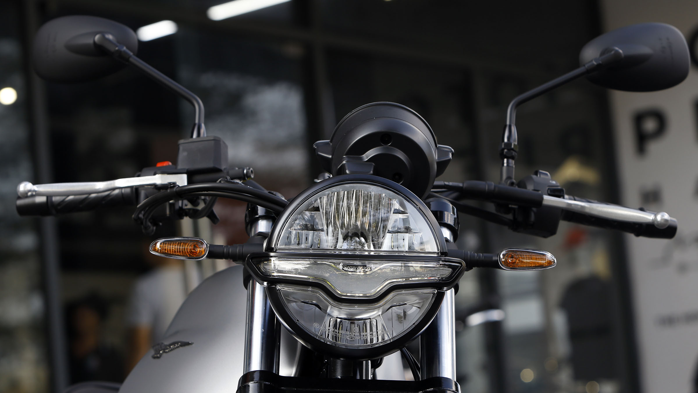 Thế giới 2 bánh: Moto Guzzi V7 khởi điểm từ 385 triệu đồng - Ảnh 1.