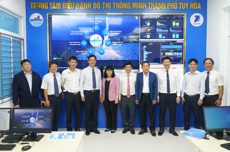 Phó Tổng Giám đốc Tập đoàn Nguyễn Nam Long chụp ảnh lưu niệm với lãnh đạo TP Tuy Hòa, Sở TT-TT tại lễ khánh thành IOC Tuy Hòa.