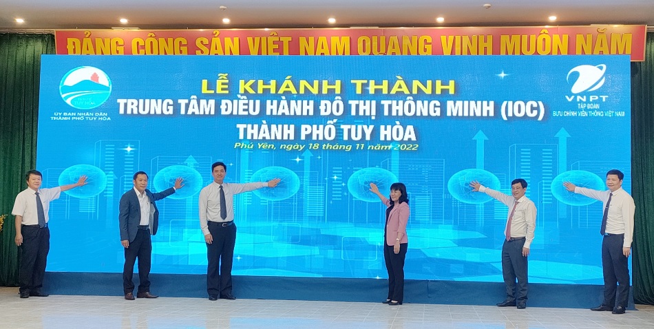Lãnh đạo tỉnh, lãnh đạo TP Tuy Hòa, Phó Tổng Giám đốc VNPT Nguyễn Nam Long và các đại biểu tham gia bấm nút chính thức khánh thành IOC Tuy Hòa