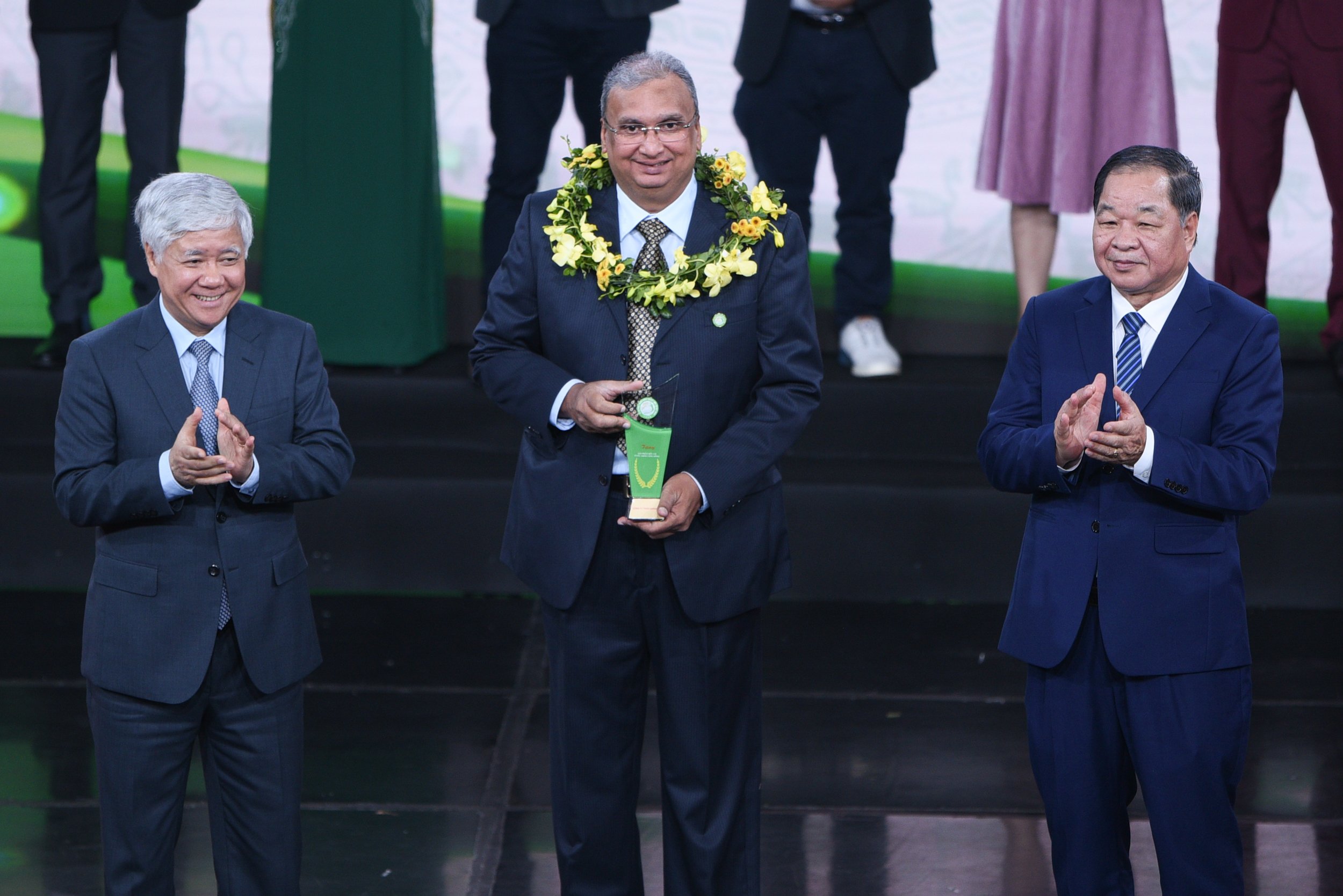 Ông Vijay Kumar Pandey, đại diện Tập đoàn TH, nhận cúp vàng Sản phẩm hữu cơ vì sức khỏe cộng đồng cho sản phẩm, thương hiệu sữa tươi organic của TH. (Ảnh: Hóa Mạc).
