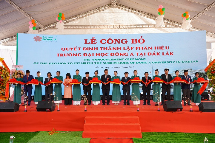 Các đại biểu cắt băng thành lập phân hiệu Trường Đại học Đông Á tại tỉnh Đắk Lắk.
