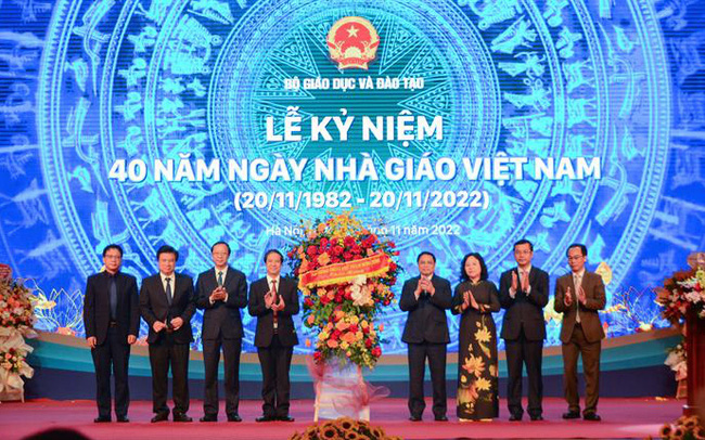 Thủ tướng Phạm Minh Chính tặng hoa chúc mừng ngành giáo dục nhân Kỷ niệm 40 năm Ngày Nhà giáo Việt Nam.