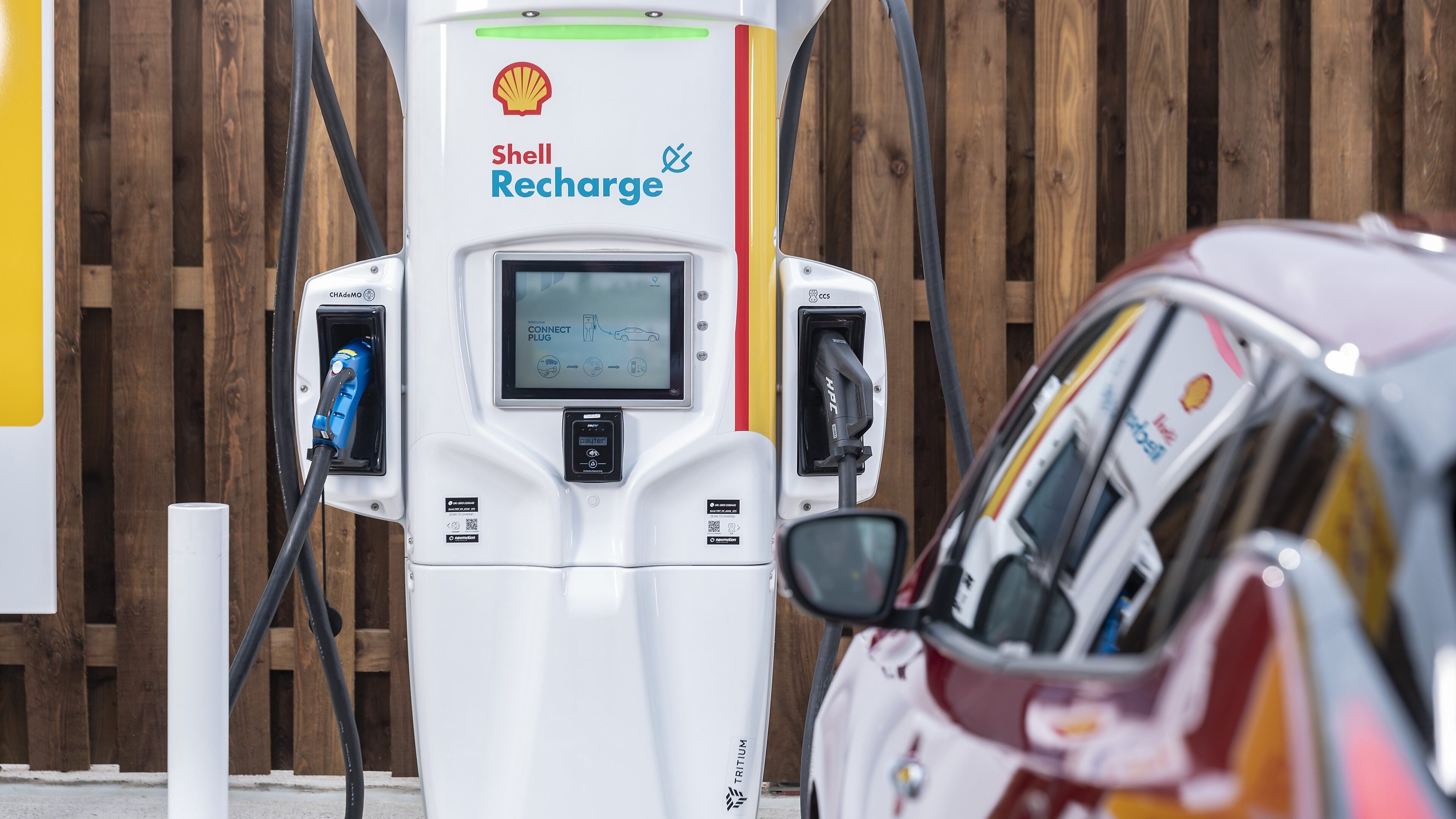 (Shell Recharge Solutions là công ty toàn cầu chuyên cung cấp các giải pháp sạc xe điện thông minh, mang đến giải pháp di chuyển xanh dành cho khách hàng.)