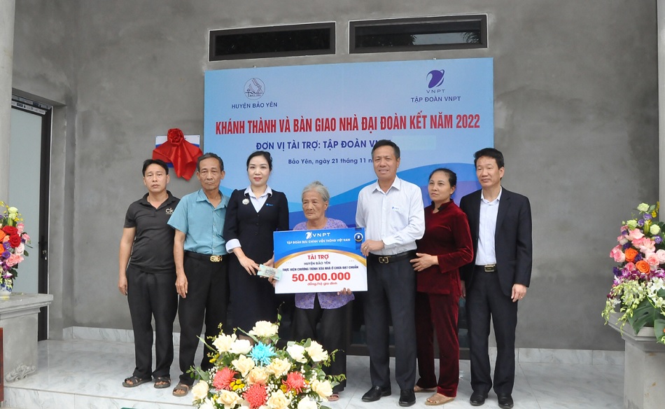 Chủ tịch HĐTV Tập đoàn Tô Dũng Thái cùng đoàn trao tặng trực tiếp kinh phí hỗ trợ hộ gia đình bà Lưu Thị Mơ