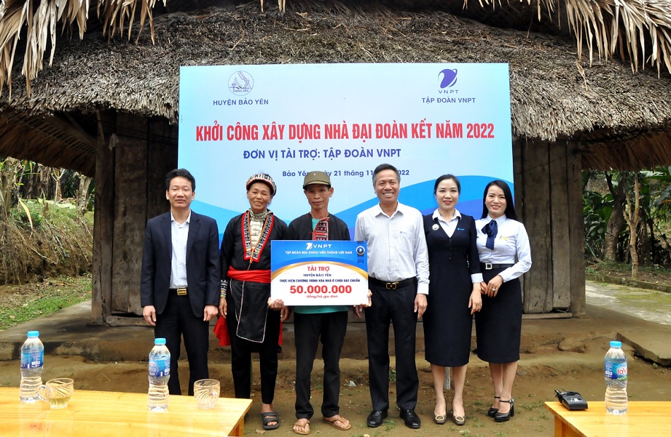 Đoàn đã trực tiếp trao kinh phí hỗ trợ cho hộ gia đình ông bà Triệu Hữu Thanh để xây dựng ngôi nhà mới dự kiến sắp khởi công