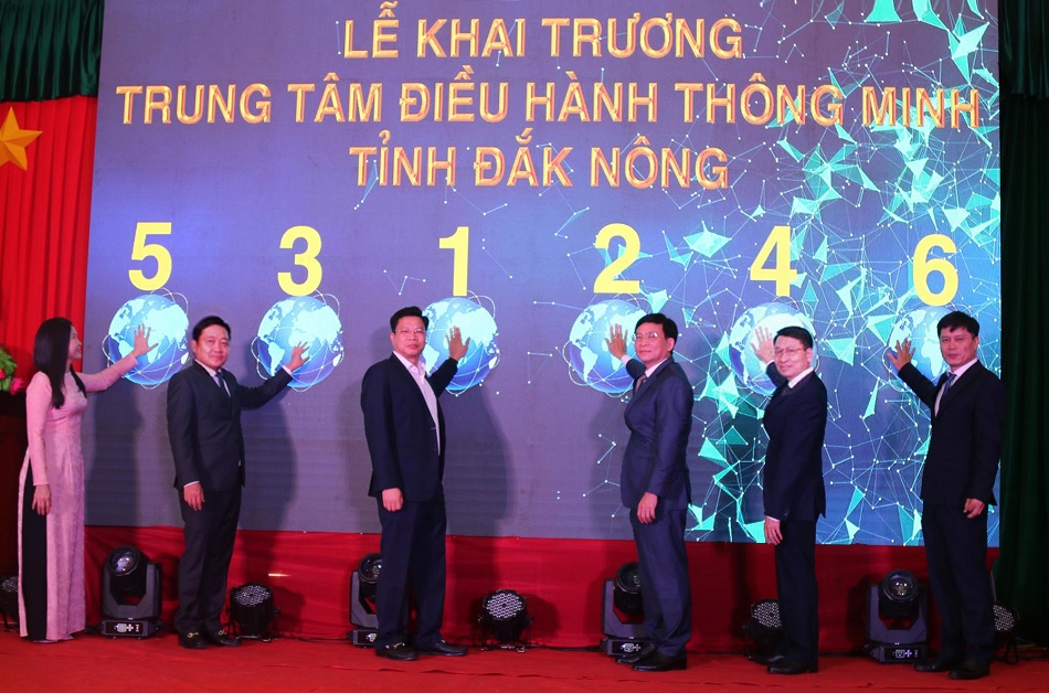 Các đồng chí lãnh đạo UBND tỉnh Đắk Nông, Tập đoàn VNPT và quan khách cùng tham dự, chứng kiến Lễ nhấn nút khai trương Trung tâm IOC Đắk Nông