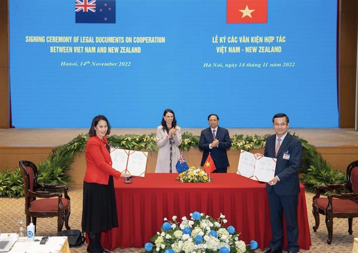 Thứ trưởng Bộ Giáo dục và Đào tạo Việt Nam Nguyễn Văn Phúc và đại diện Bộ Giáo dục New Zealand ký kết thoả thuận hợp tác về giáo dục giữa hai bên