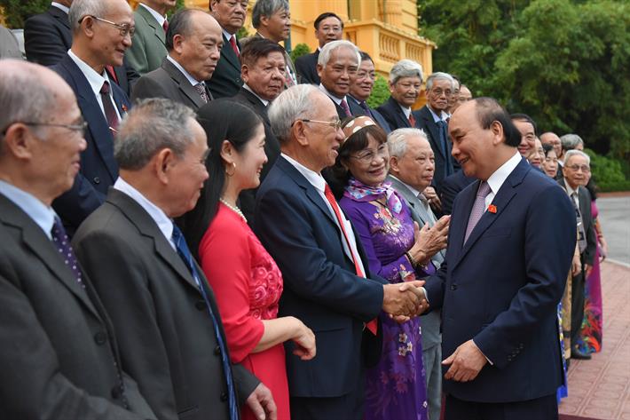 Chủ tịch nước Nguyễn Xuân Phúc vui mừng chào đón 30 cựu giáo chức tại Phủ Chủ tịch