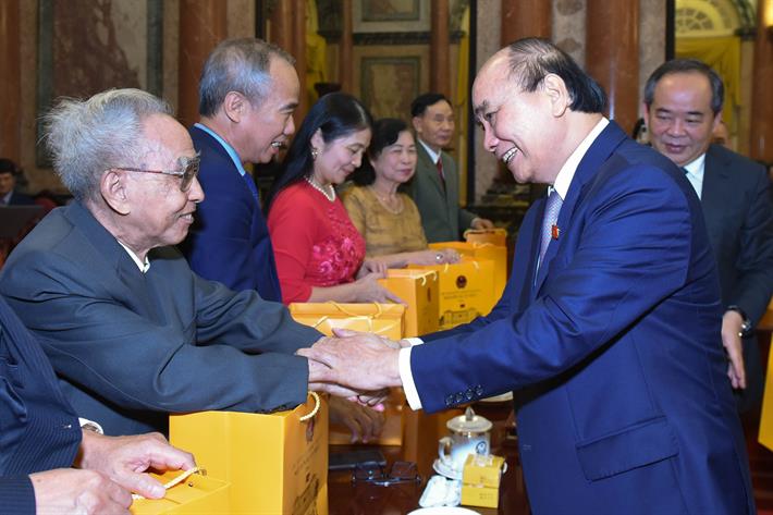 Chủ tịch nước Nguyễn Xuân Phúc tặng quà, chúc mừng các cựu giáo chức nhân dịp kỷ niệm 40 năm ngày Nhà giáo Việt Nam