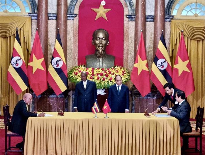 Bộ trưởng Bộ Giáo dục và Đào tạo Việt Nam Nguyễn Kim Sơn và Bộ trưởng Bộ Ngoại giao nước Cộng hòa Uganda ký kết Bản ghi nhớ hợp tác về giáo dục và đào tạo