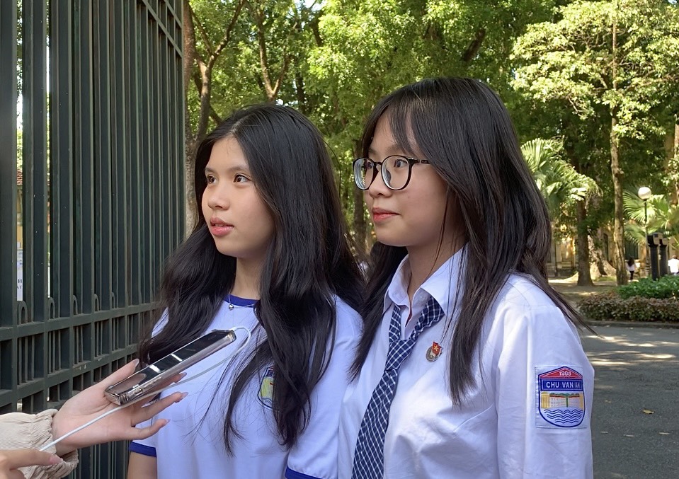Bạn Trần Nguyễn Khánh Linh (bên phải) - học sinh lớp 10 Chuyên Văn, THPT Chu Văn An