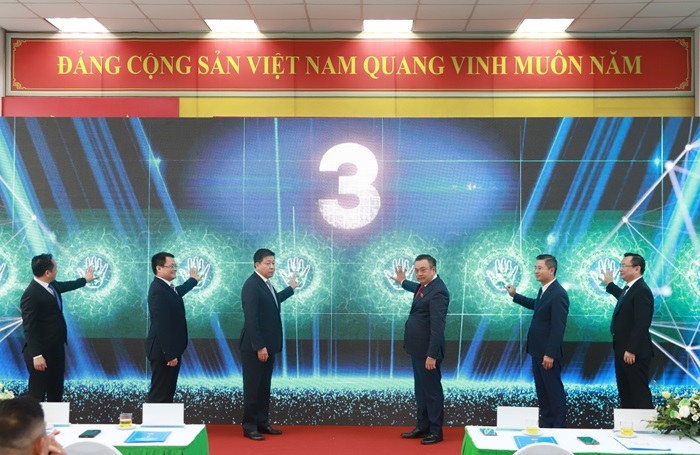 Chủ tịch UBND Thành phố Trần Sỹ Thanh cùng lãnh đạo các Sở, ngành bấm nút khai trương hệ thống vé điện tử