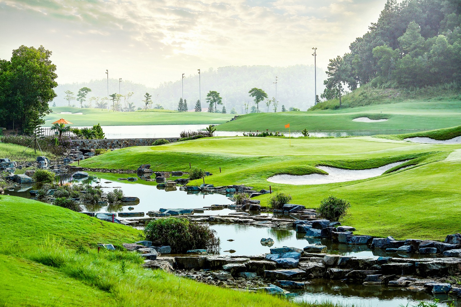 Legend Hill Country Club tạo nguồn cảm hứng với vẻ đẹp kỳ vỹ của vùng đồi núi Sóc Sơn, Hà Nội.