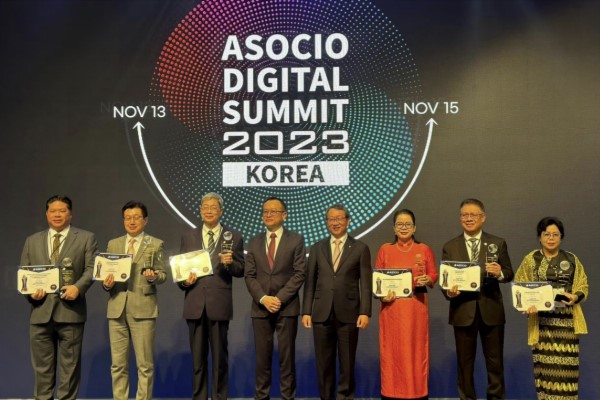 Phó Giám đốc Sở TT-TT TPHCM Võ Thị Trung Trinh đại diện TPHCM nhận Giải thưởng Chính phủ số tại Hội nghị ASOCIO Digital Summit